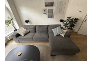 Donkergrijze 3-zits bank met chaise longue