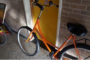 Leuke oranje fiets voor studenten of stations fiets