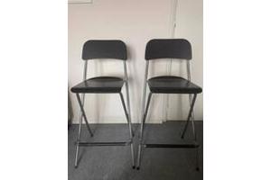 2 hoge tafels & 6 inklapbare barkrukken (Ikea) met verfspatten