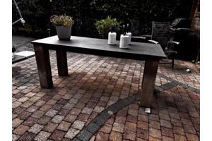 Zware tuintafel met leistenen blad