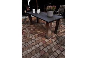 Zware tuintafel met leistenen blad