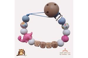 nr 10 noekies naam speenkoord dino langnek roze bloemetjes