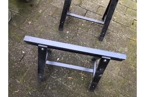 Twee houten schragen