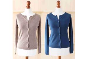 Fijngebreid vest. lichtbruin of petrol, 1 maat (34/40) nieuw