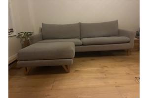 Grijze bank met hocker