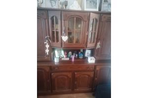 Wandmeubel met glas deuren.