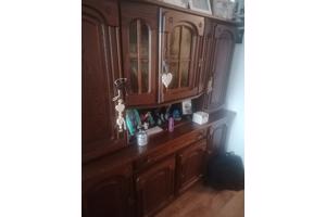 Wandmeubel met glas deuren.