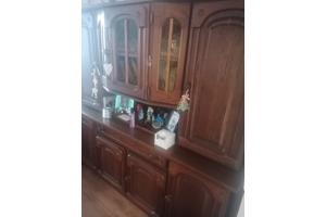 Wandmeubel met glas deuren.