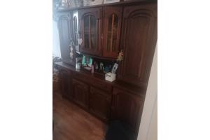 Wandmeubel met glas deuren.