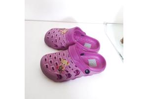 Crocs slipper schoen horizontaal pink fuchsia met meisje 32
