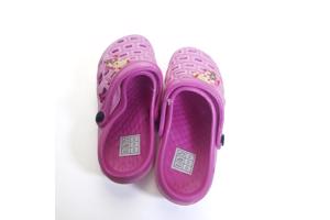 Crocs slipper schoen horizontaal pink fuchsia met meisje 32