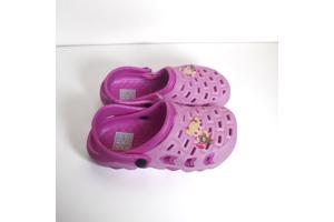 Crocs slipper schoen horizontaal pink fuchsia met meisje 32