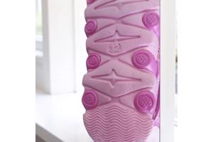 Crocs slipper schoen horizontaal pink fuchsia met meisje 32
