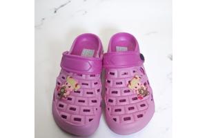 Crocs slipper schoen horizontaal pink fuchsia met meisje 32