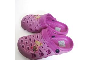 Crocs slipper schoen horizontaal pink fuchsia met meisje 32
