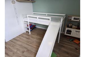Hoogslaper met glijbaan incl matras.