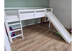 Hoogslaper met glijbaan incl matras.
