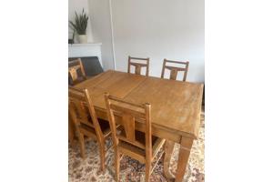 Houten eettafel met 5 stoelen