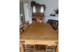 Houten eettafel met 5 stoelen