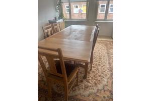 Houten eettafel met 5 stoelen