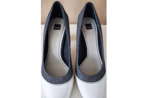 Elegante gebroken wit / blauwe leren pump merk Mexx