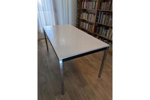 UItschuifbare eettafel