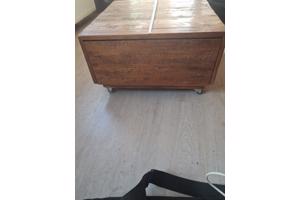 Houten tafel met 2 lade