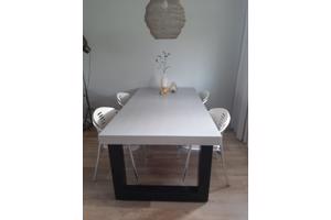 Robuuste eetkamer tafel