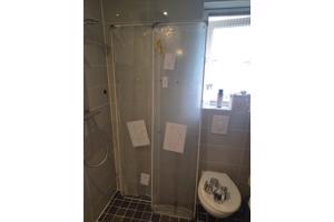Inklapbare glazen douche/badwand