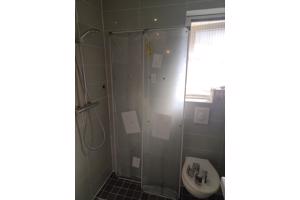 Inklapbare glazen douche/badwand
