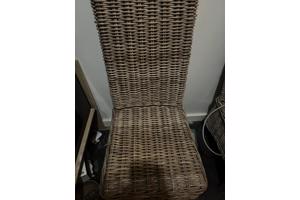 4 rieten stoelen en 1 bureau stoel