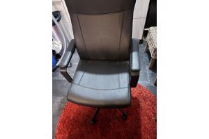 4 rieten stoelen en 1 bureau stoel