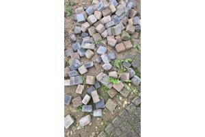 Cobblestones,  ongeveer 40m2. Stoeptegels, ongeveer 96 stuks.