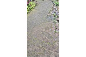 Cobblestones,  ongeveer 40m2. Stoeptegels, ongeveer 96 stuks.