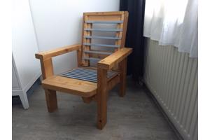 Zelfgemaakte 'Rietveld' stoel van hout en staal