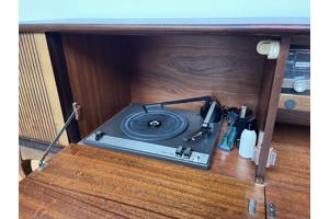 Radiomeubel van Philips met platenspeler