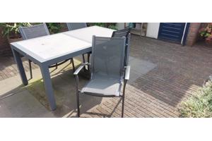 Een terrastafel met 4 stoelen