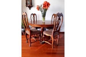 Mooie ronde tafel met 4 stoelen  zijn in perfecte staat