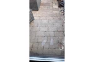 Diverse stenen en tegels voor het terras.