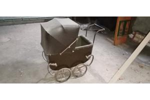 Gratis oude kinderwagen