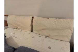 Mooi bed 160 breed bij 200 lang. Compleet met matras en topper