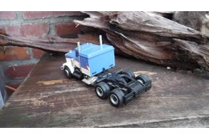 Kenworth T 909 schaalmodel