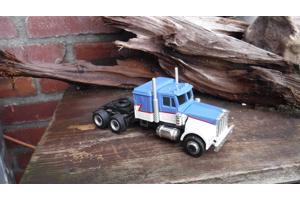 Kenworth T 909 schaalmodel