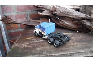 Kenworth T 909 schaalmodel