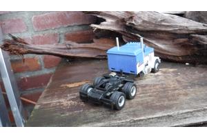 Kenworth T 909 schaalmodel