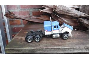 Kenworth T 909 schaalmodel