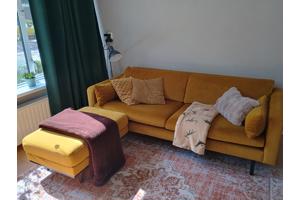 3 zitsbank met hocker okergele stof