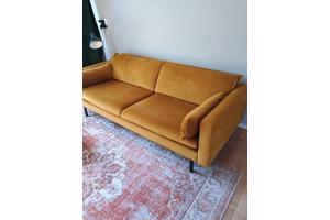 3 zitsbank met hocker okergele stof