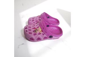 Crocs slipper schoen verticaal pink fuchsia met meisje 31