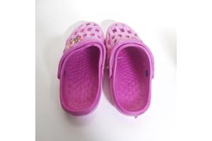 Crocs slipper schoen verticaal pink fuchsia met meisje 31